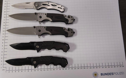 BPOL NRW: Bundespolizei beschlagnahmt fünf Einhandmesser - Foto: presseportal.de