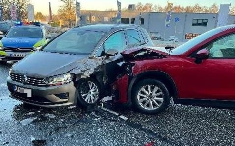 POL-STD: Vier Leichtverletzte bei drei Unfällen am Wochenende - Foto: presseportal.de