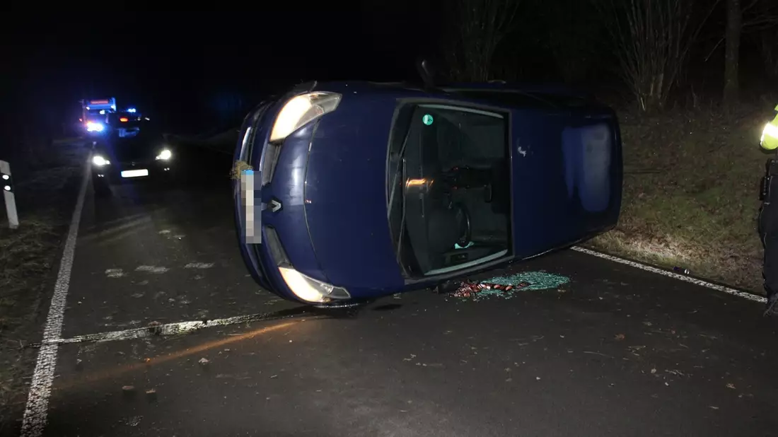 POL-SI: Renault kommt bei Straßenglätte auf Fahrzeugseite zum Liegen -#polsiwi - Bild: presseportal.de