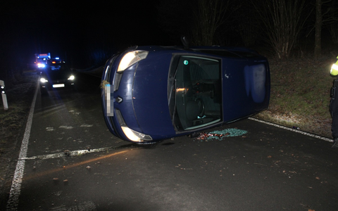 POL-SI: Renault kommt bei Straßenglätte auf Fahrzeugseite zum Liegen -#polsiwi - Foto: presseportal.de