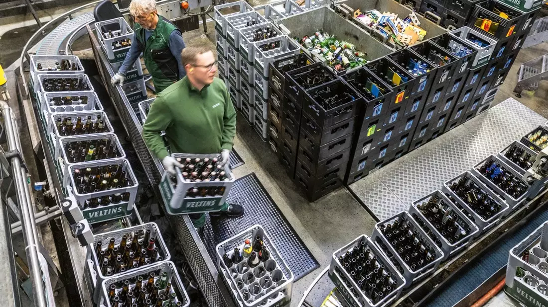 Blick hinter die Kulissen der Veltins-Sortieranlage / Von Smartphone bis Schlüsselbund: Wo Leergut Ordnung findet und Überraschungen auftauchen - Bild: presseportal.de