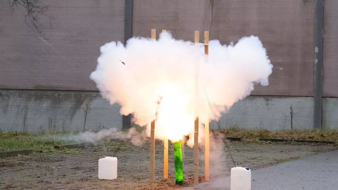 Die Polizei ruft zu sorgsamem Umgang mit Pyrotechnik auf.  - Bild: Sebastian Kahnert/dpa