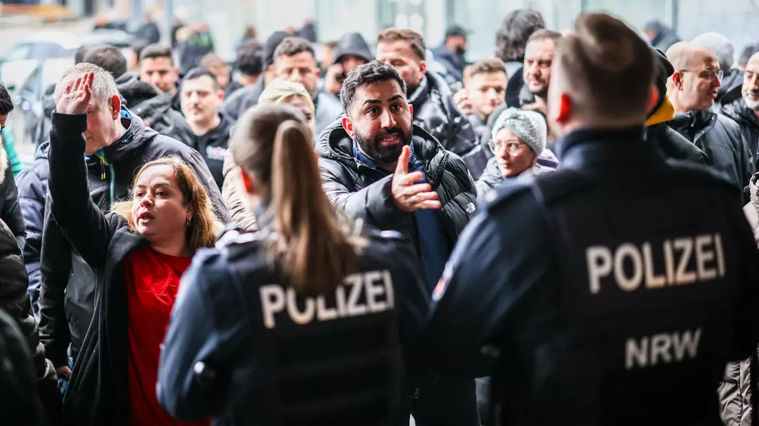 Ein Medienvertreter steht mit einer Kamera vor der Sparkassenfiliale in Buer. - Bild: Christoph Reichwein/dpa