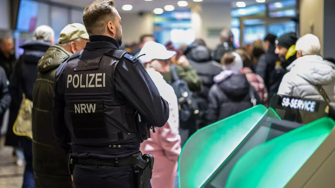 Polizeibeamte räumen den Vorraum der Sparkasse in Buer. - Bild: Christoph Reichwein/dpa