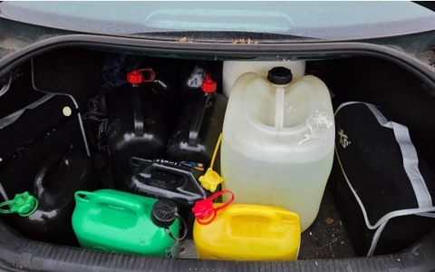 POL-OS: Osnabrück: Schneller Fahndungserfolg nach Tankbetrug an der Iburger Straße - kanisterweise Benzin im Kofferraum (Bild) - Foto: presseportal.de