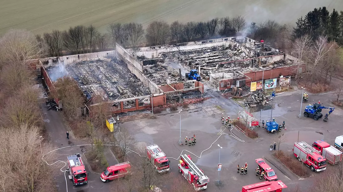 Zwei Jugendliche könnten für den Brand des Supermarktes verantwortlich sein. (Archivbild) - Bild: Michael Ukas/dpa