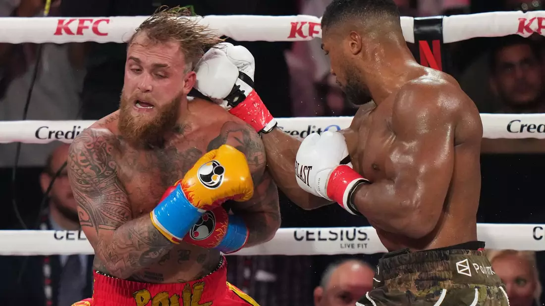 Mitte Dezember setzte sich Anthony Joshua (r.) klar gegen Internet-Star Jake Paul durch. (Archivbild) - Bild: Lynne Sladky/AP/dpa