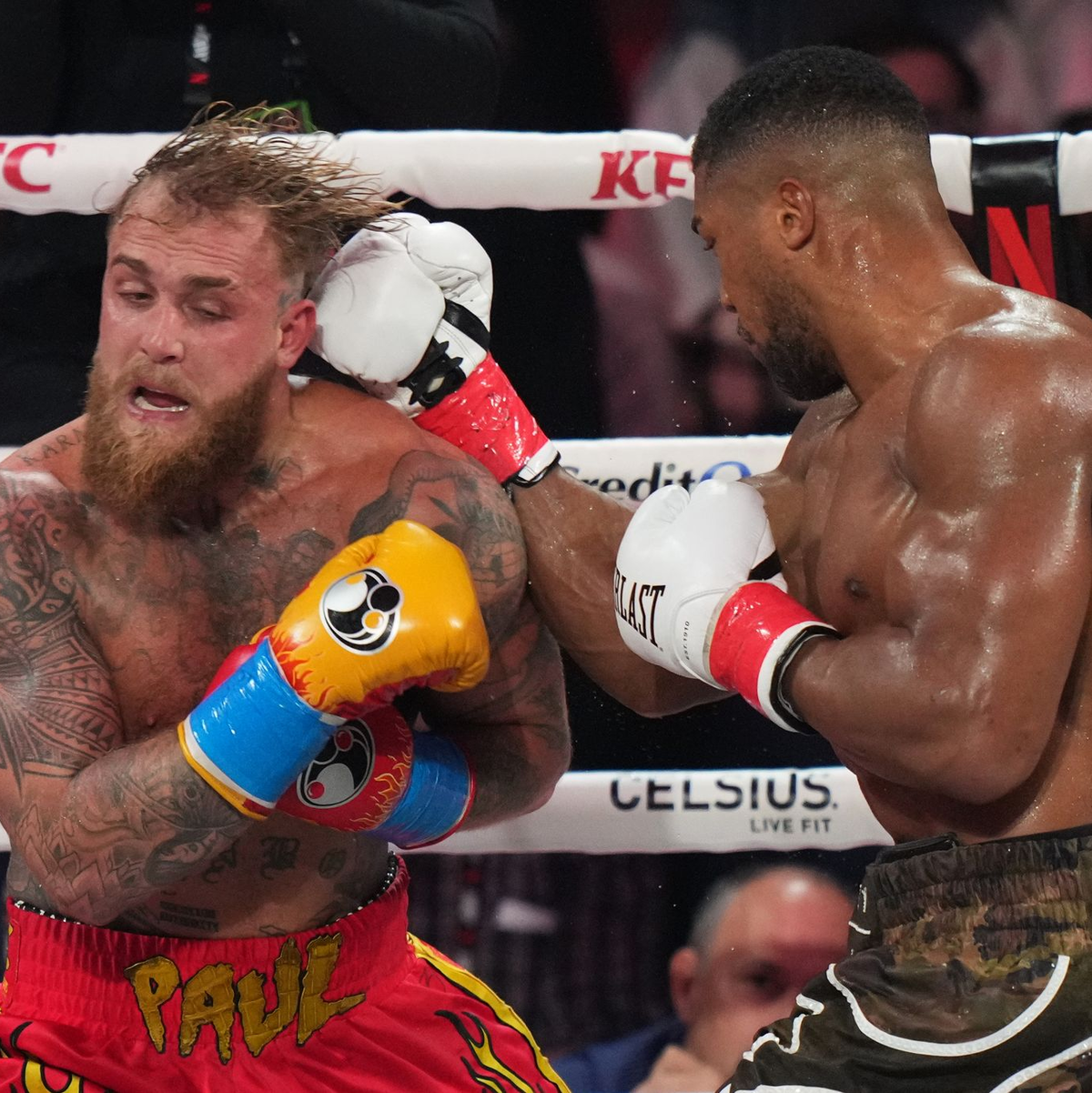 Mitte Dezember setzte sich Anthony Joshua (r.) klar gegen Internet-Star Jake Paul durch. (Archivbild) - Foto: Lynne Sladky/AP/dpa