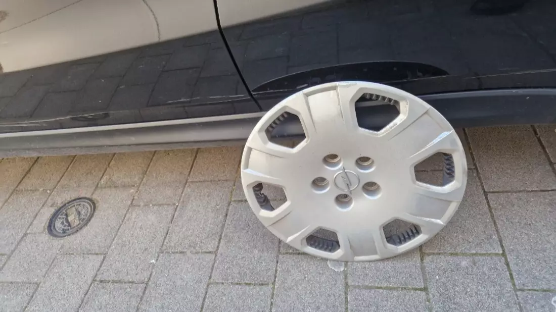 POL-PIKUS: Verkehrsunfall mit verlorenem Fahrzeugteil - Polizei sucht Fahrzeugführer nach Verlust einer OPEL-Felge - Bild: presseportal.de
