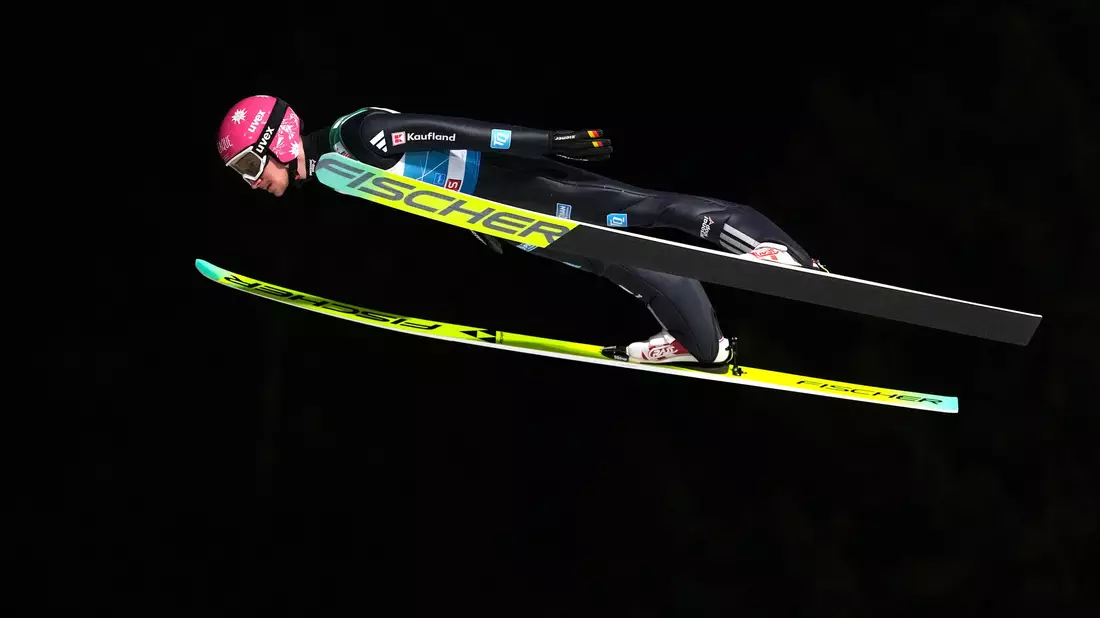 Felix Hoffmann wird bester Deutscher zum Tournee-Auftakt. - Bild: Matthias Schrader/AP/dpa