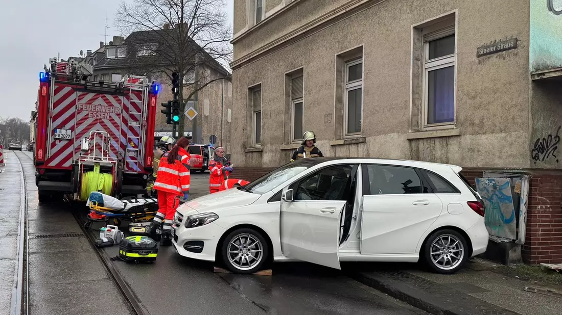 FW-E: Schwerer Verkehrsunfall - Person zwischen Pkw und Hauswand eingeklemmt - Bild: presseportal.de