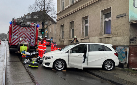 FW-E: Schwerer Verkehrsunfall - Person zwischen Pkw und Hauswand eingeklemmt - Foto: presseportal.de