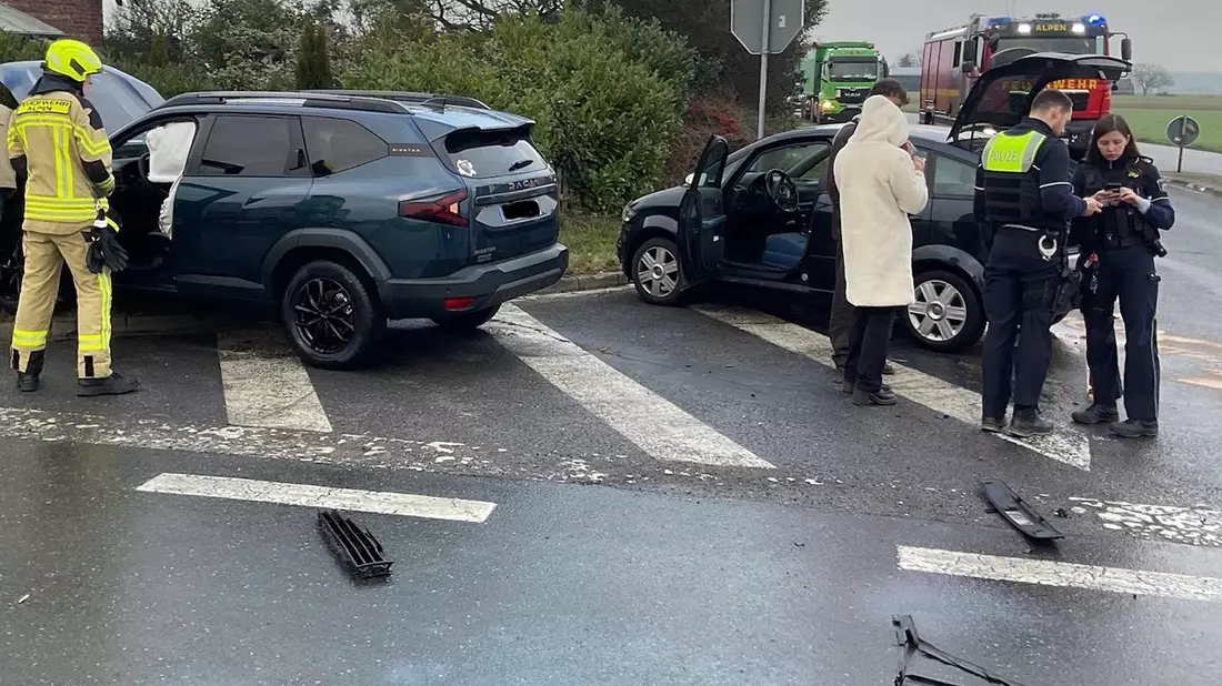 FW Alpen: Verkehrsunfall im Kreuzungsbereich - Bild: presseportal.de