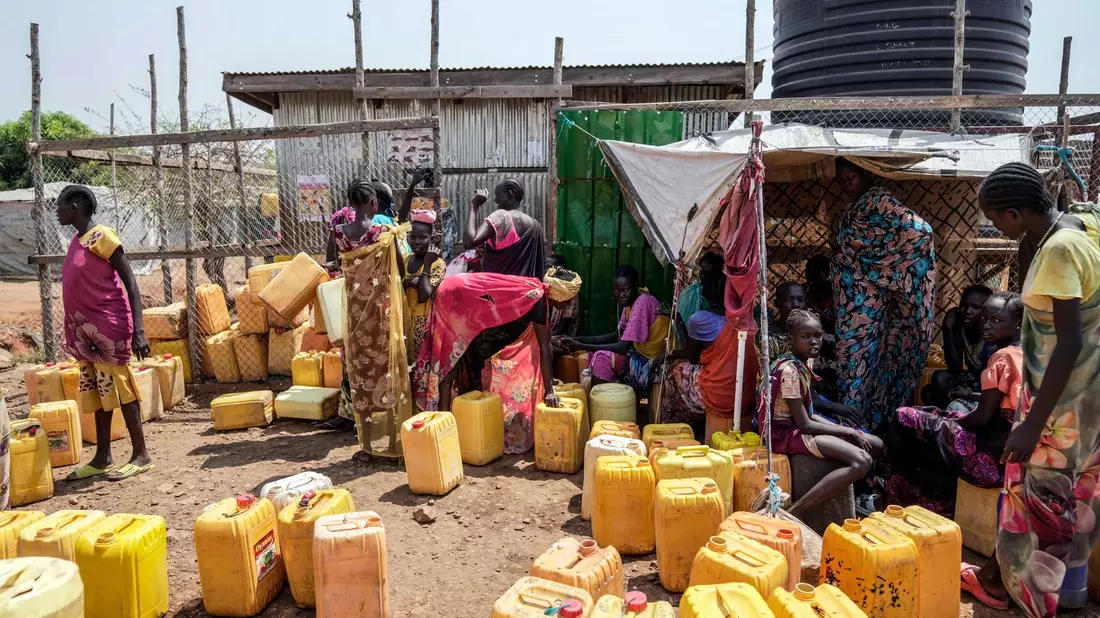 Binnenvertriebene in Südsudan holen Wasser am Stadtrand von Juba. (Archivbild) - Bild: Brian Inganga/AP/dpa