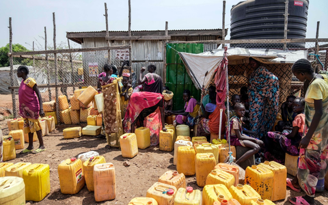 Binnenvertriebene in Südsudan holen Wasser am Stadtrand von Juba. (Archivbild) - Foto: Brian Inganga/AP/dpa