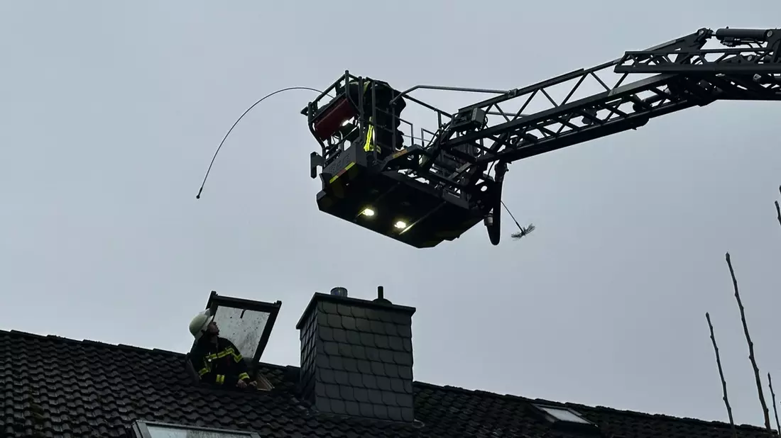 FW Hennef: Kaminbrand in einem Einfamilienhaus - Bild: presseportal.de