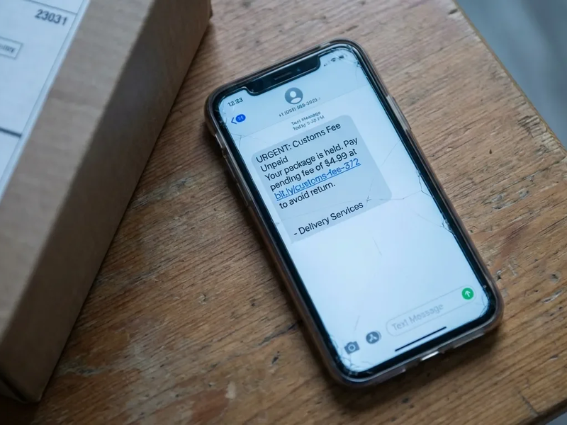 Zoll-Gebühren-Trick: Paket-Smishing bleibt gefährliche Jahresend-Falle - Foto: über boerse-global.de