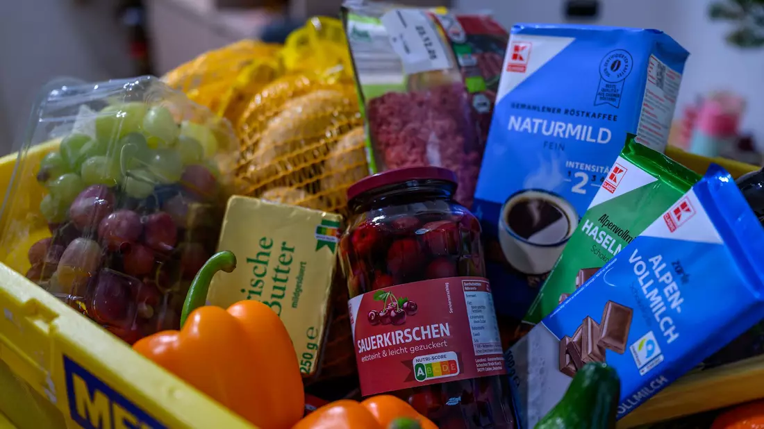Einige Lebensmittel sind derzeit deutlich günstiger als Ende 2024. (Symbolbild) - Bild: Hendrik Schmidt/dpa