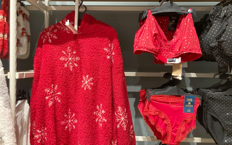 Geschenkte rote Unterwäsche, in der Silvesternacht getragen, soll Glück im neuen Jahr bringen.    - Foto: Sabine Dobel/dpa