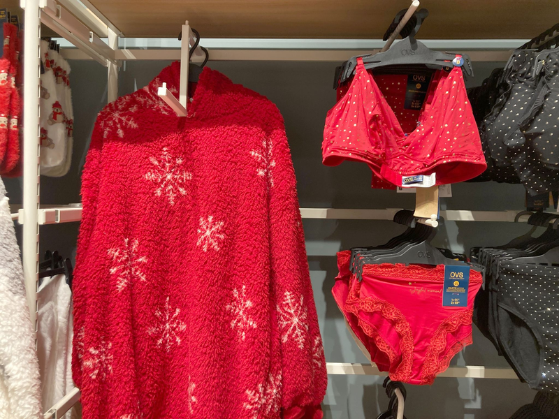 Geschenkte rote Unterwäsche, in der Silvesternacht getragen, soll Glück im neuen Jahr bringen.    - Foto: Sabine Dobel/dpa