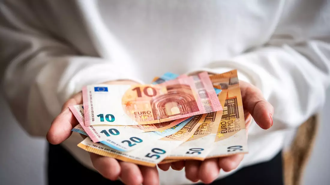 Viele Menschen haben sich für das neue Jahr Spenden vorgenommen (Archivbild) - Bild: Zacharie Scheurer/dpa-tmn/dpa
