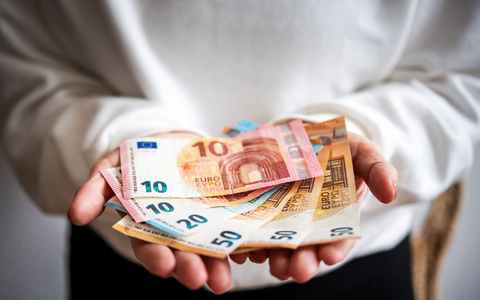 Viele Menschen haben sich für das neue Jahr Spenden vorgenommen (Archivbild) - Foto: Zacharie Scheurer/dpa-tmn/dpa