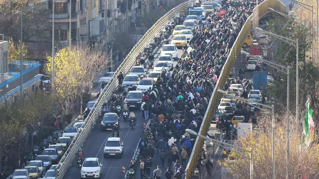 Demonstranten marschieren in der Innenstadt von Teheran bei einem Protest gegen die schlechten wirtschaftlichen Bedingungen. - Bild: -/Fars News Agency/AP/dpa