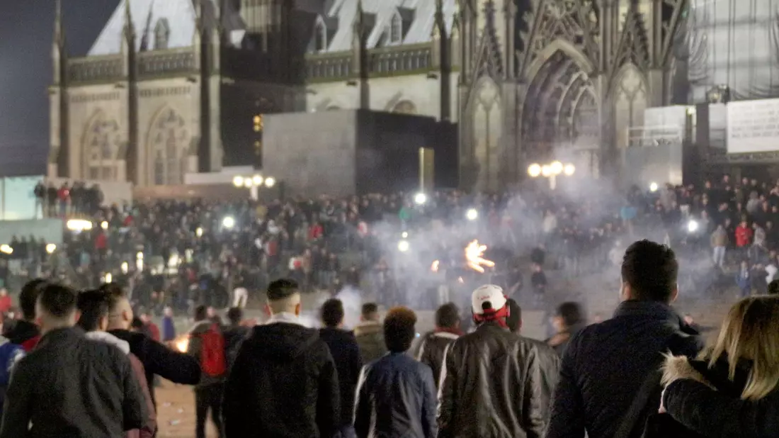 Junge Männer auf dem Platz vor dem Dom und keine Polizei weit und breit - so blieb die Kölner Silvesternacht visuell in Erinnerung. Viele Frauen wurden in der Nacht Opfer sexueller Übergriffe. (Archivbild) - Bild: picture alliance / Markus Boehm/dpa