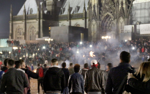 Junge Männer auf dem Platz vor dem Dom und keine Polizei weit und breit - so blieb die Kölner Silvesternacht visuell in Erinnerung. Viele Frauen wurden in der Nacht Opfer sexueller Übergriffe. (Archivbild) - Foto: picture alliance / Markus Boehm/dpa Junge Männer auf dem Platz vor dem Dom und keine Polizei weit und breit - so blieb die Kölner Silvesternacht visuell in Erinnerung. Viele Frauen wurden in der Nacht Opfer sexueller Übergriffe. (Archivbild) - Foto: picture alliance / Markus Boehm/dpa