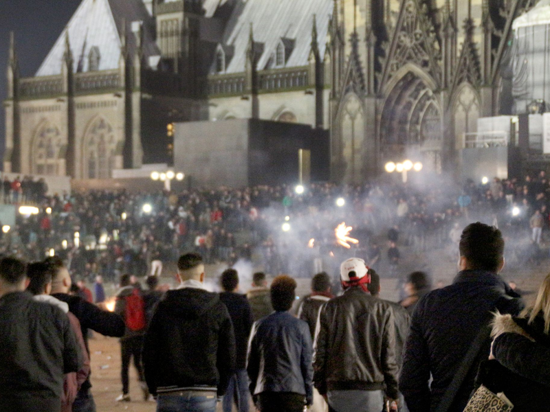 Junge Männer auf dem Platz vor dem Dom und keine Polizei weit und breit - so blieb die Kölner Silvesternacht visuell in Erinnerung. Viele Frauen wurden in der Nacht Opfer sexueller Übergriffe. (Archivbild) - Foto: picture alliance / Markus Boehm/dpa