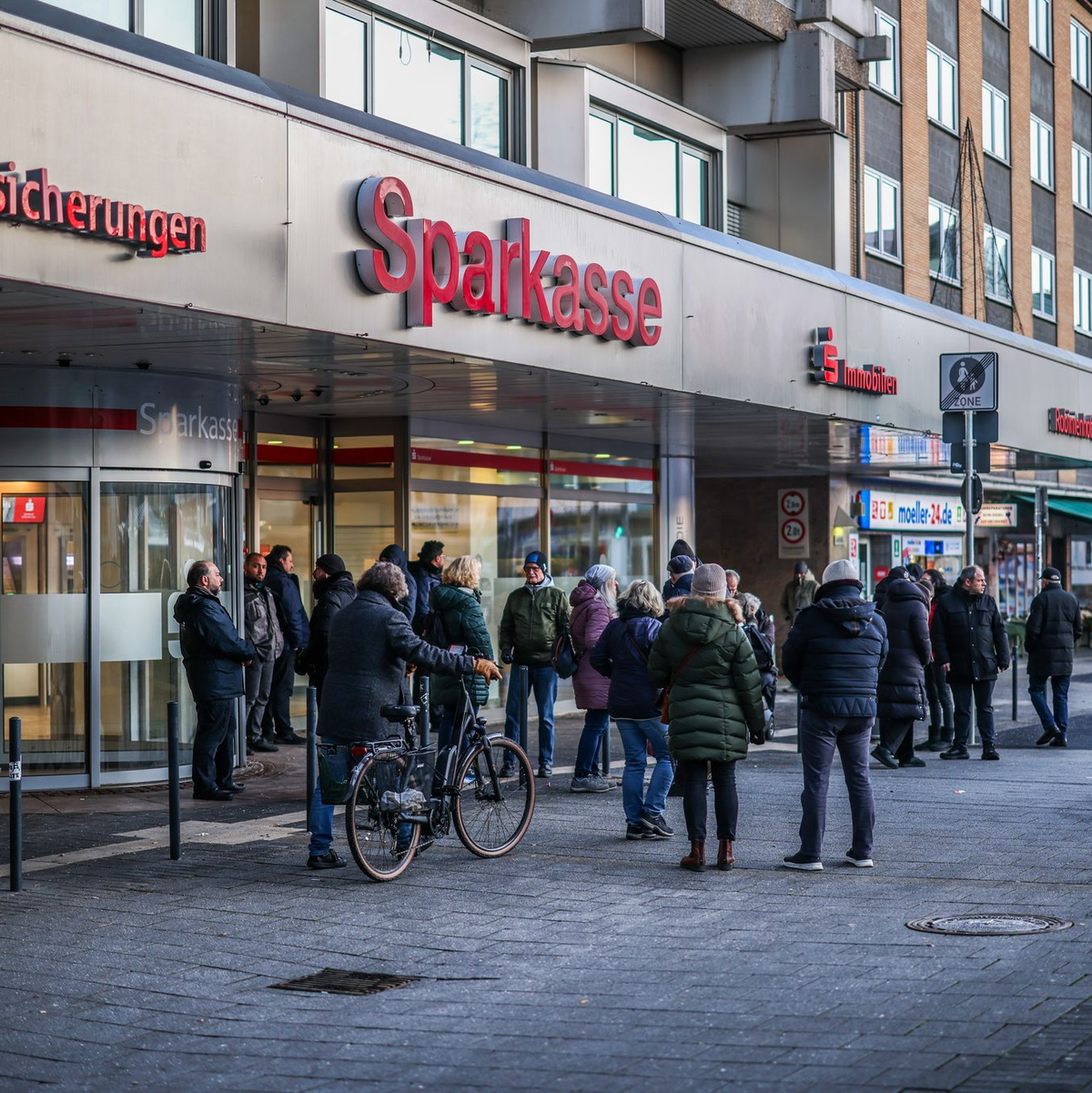 Die Ermittler prüfen Videosequenzen aus einem angrenzenden Parkhaus mit maskierten Personen und zwei Fahrzeugen. - Foto: Christoph Reichwein/dpa