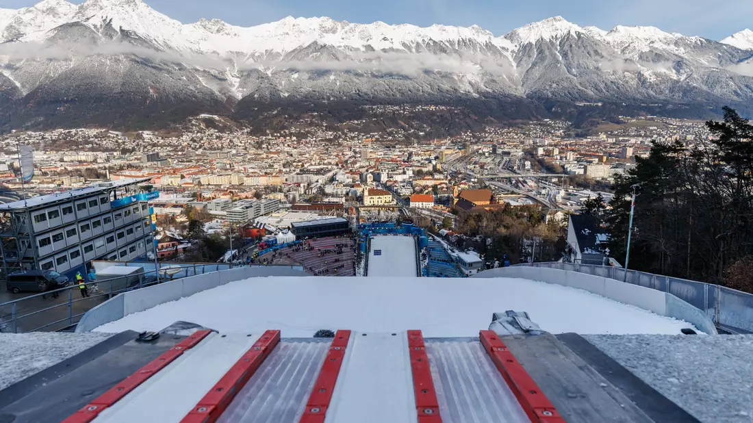 Das Flutlicht in Innsbruck soll zeitnah kommen. (Archivbild) - Bild: Daniel Karmann/dpa