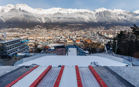 Das Flutlicht in Innsbruck soll zeitnah kommen. (Archivbild) - Foto: Daniel Karmann/dpa