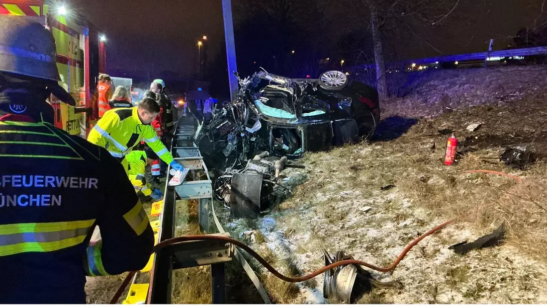 FW-M: Ersthelfer reagieren bei Verkehrsunfall vorbildlich (Riem) - Bild: presseportal.de