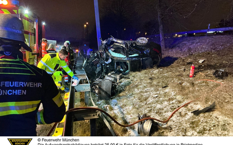 FW-M: Ersthelfer reagieren bei Verkehrsunfall vorbildlich (Riem) - Foto: presseportal.de