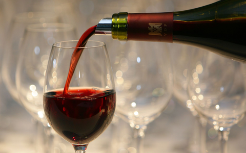 Italienischen Wein gibt es künftig auch ohne Alkohol.  - Foto: picture alliance / dpa