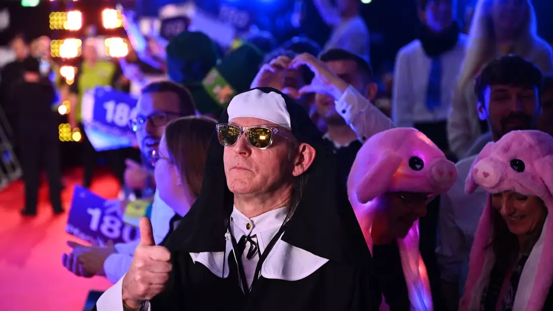 180! Wird Calli Calmund am Sonntag Darts-Weltmeister? Oder doch Luke Humphries? Wessen Pfeile treffen am 4. Januar live auf ProSieben? - Bild: ProSieben/Willi Weber, presseportal.de