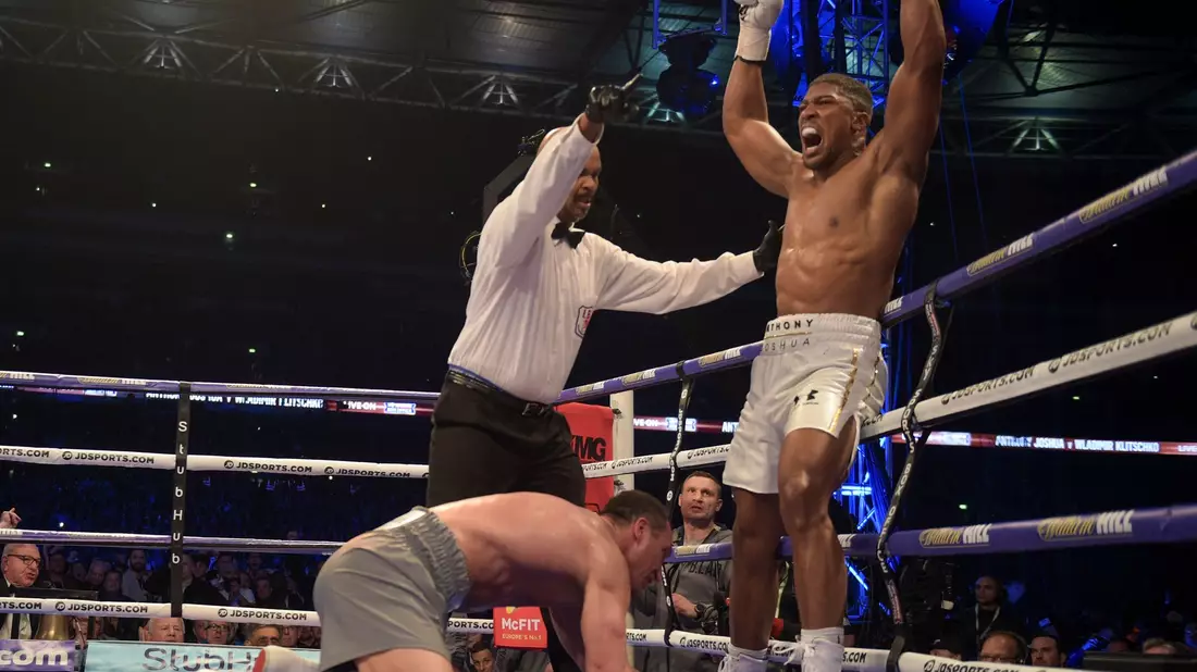 Der Moment des Triumphs für Joshua (r) im WM-Titelkampf gegen Klitschko. (Archivbild) - Bild: picture alliance / Axel Heimken/dpa