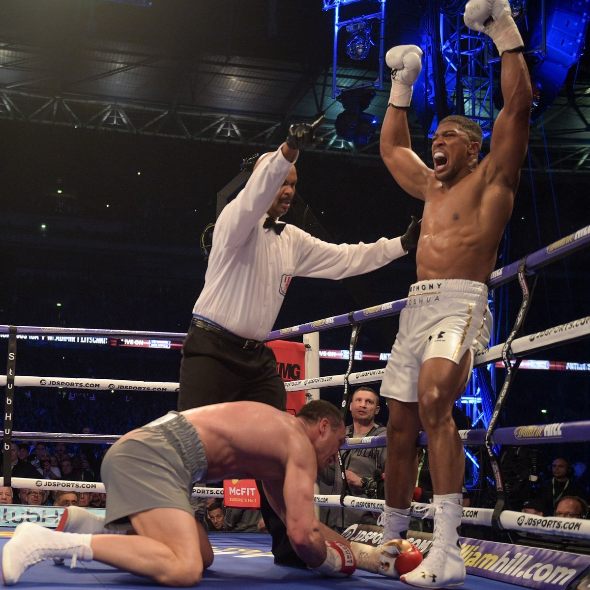 Der Moment des Triumphs für Joshua (r) im WM-Titelkampf gegen Klitschko. (Archivbild) - Foto: picture alliance / Axel Heimken/dpa