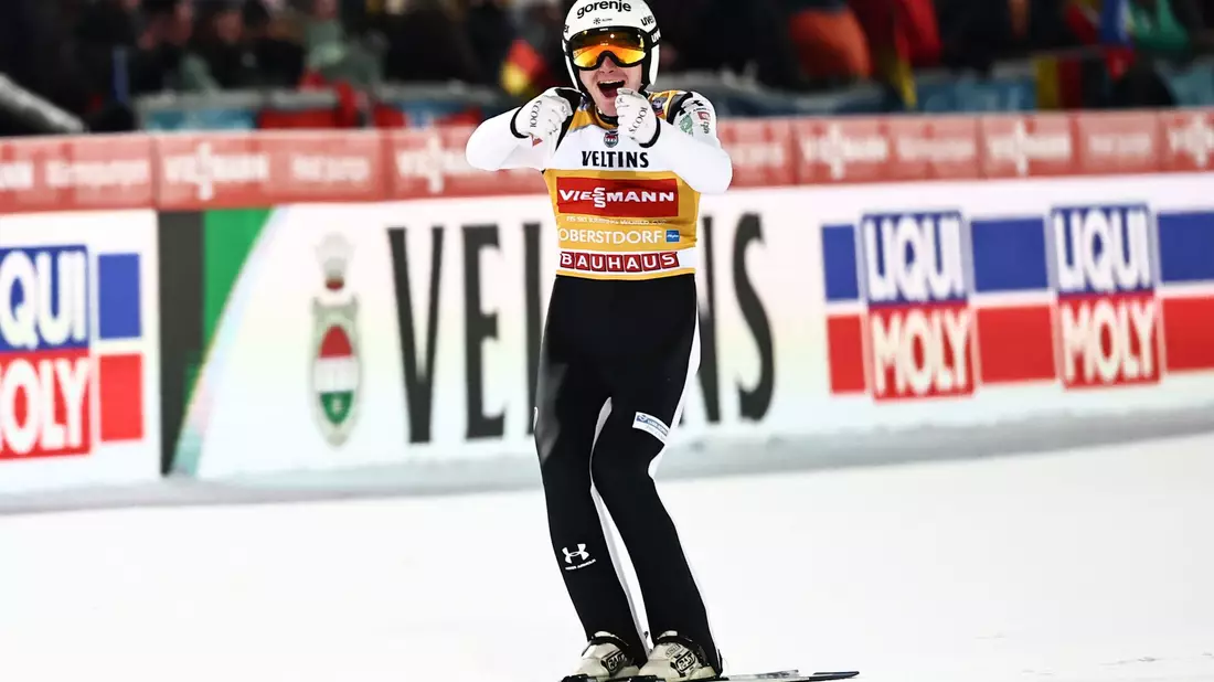Fliegt allen davon: Domen Prevc. - Bild: Daniel Karmann/dpa