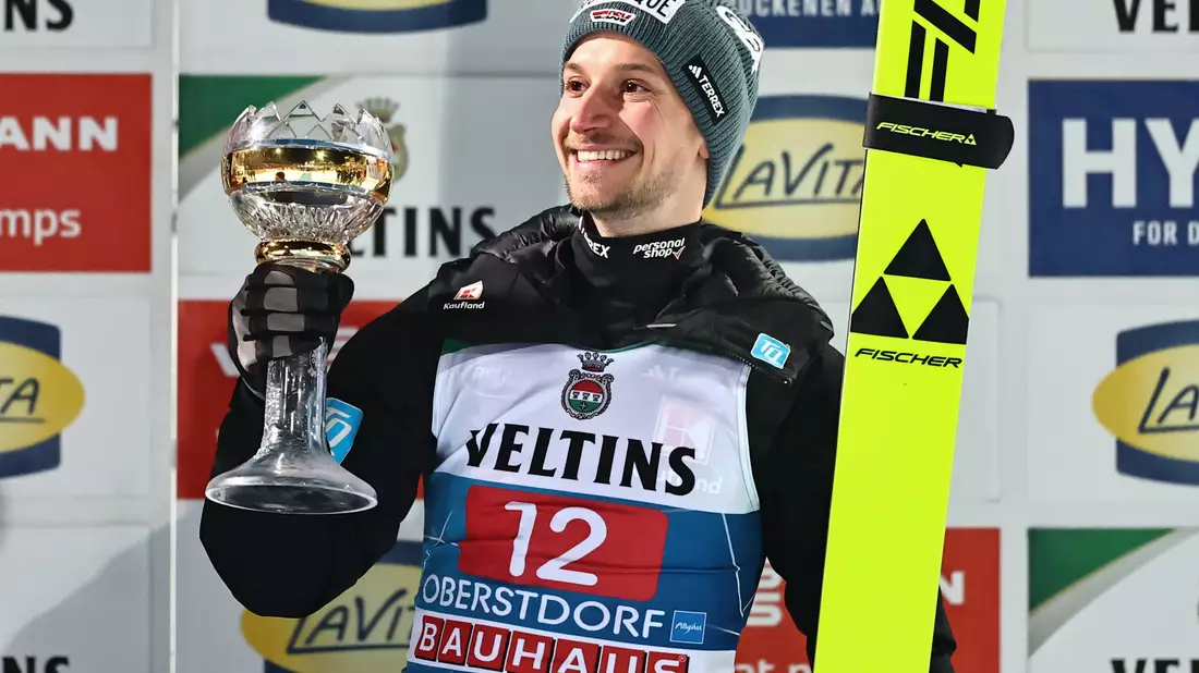 Startete mit Platz drei in die Tournee: Felix Hoffmann. - Bild: Daniel Karmann/dpa