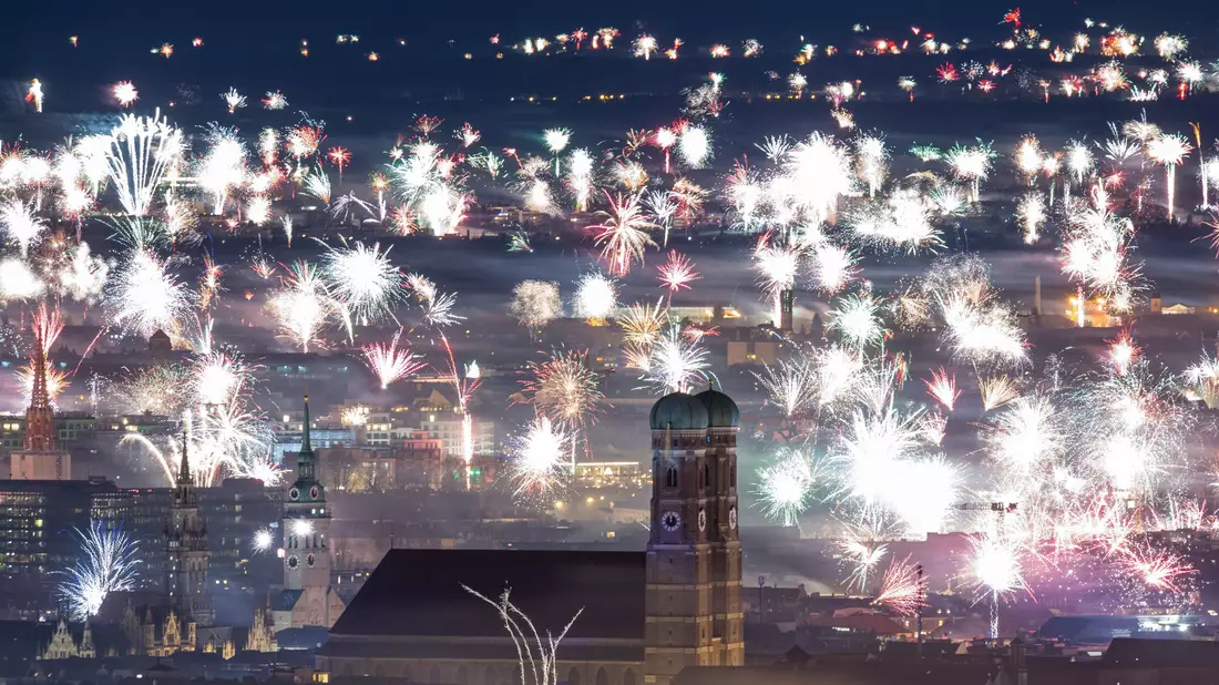 Feuerwerk boomt - die Nachfrage liegt in diesem Jahr auf Rekordniveau. (Archivbild) - Bild: Lennart Preiss/dpa