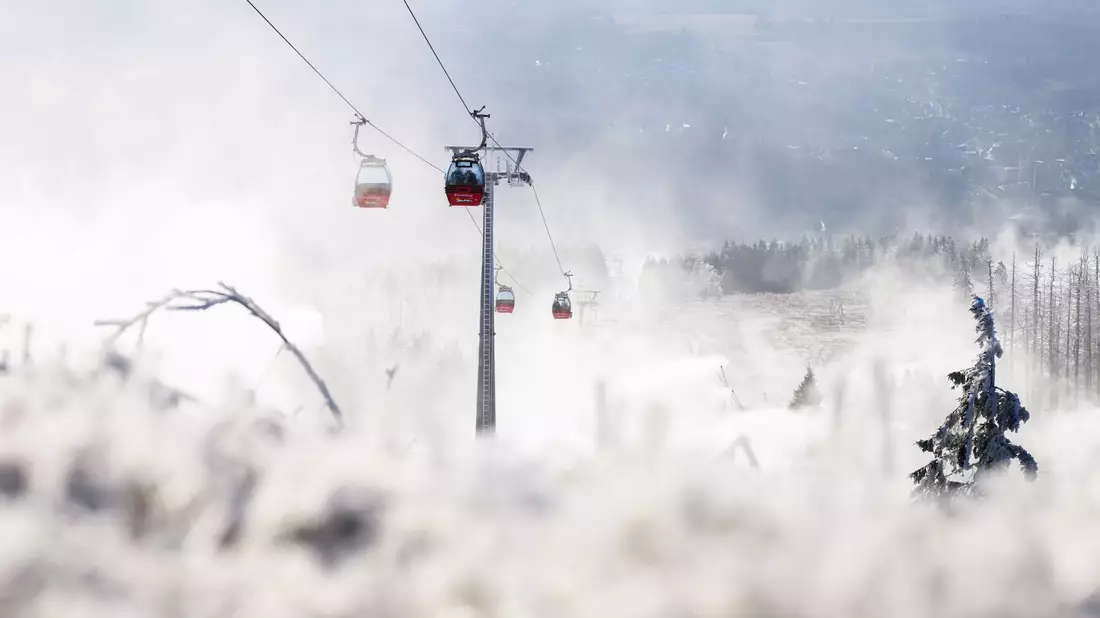 Im Bergland wird es stürmisch - und winterlich. - Bild: Julian Stratenschulte/dpa