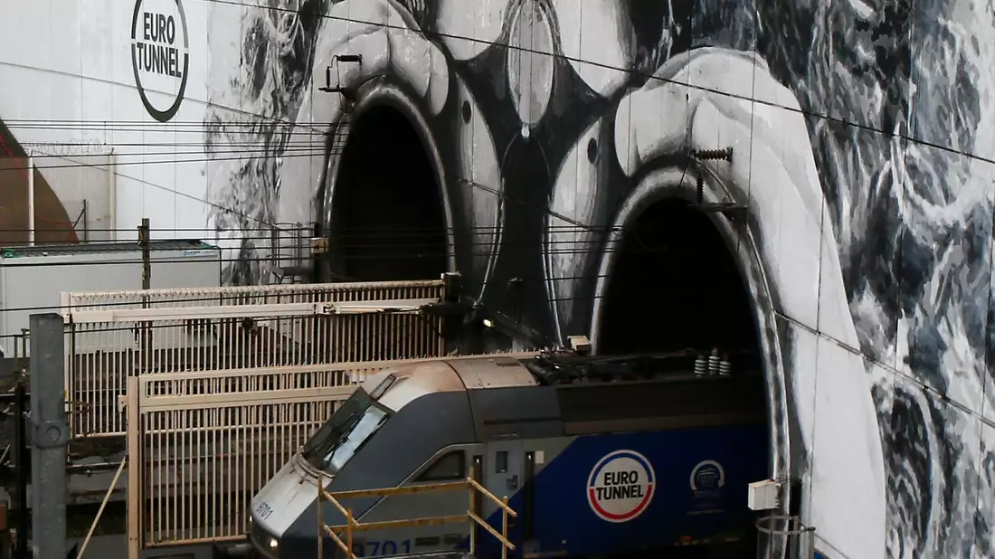 Der Zugverkehr durch den Eurotunnel ist stark beeinträchtigt (Archivbild)  - Bild: Michel Spingler/AP/dpa