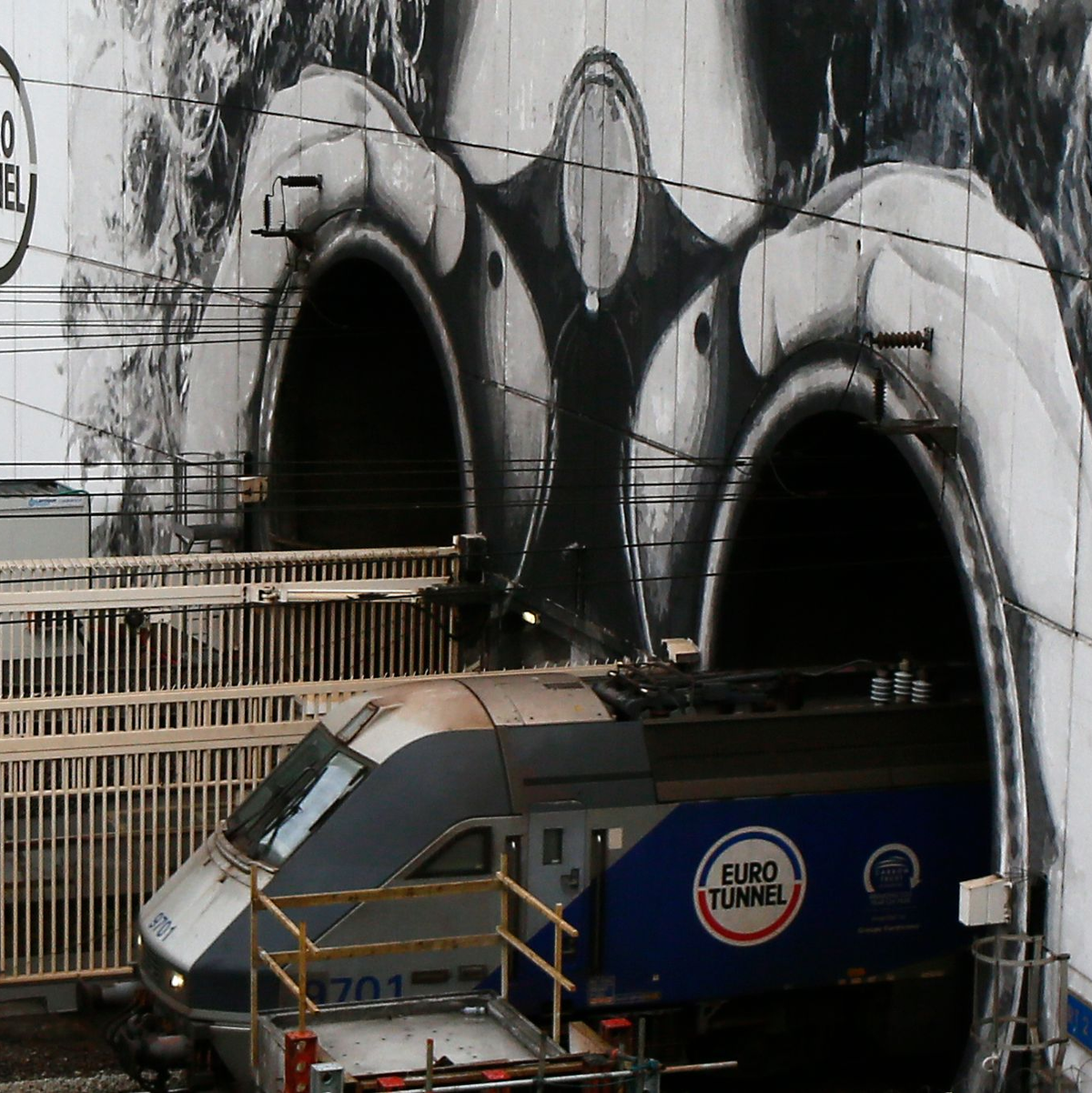 Der Zugverkehr durch den Eurotunnel ist stark beeinträchtigt (Archivbild)  - Foto: Michel Spingler/AP/dpa