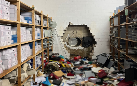 Einbrecher haben sich mit Hilfe eines großen Bohrers Zugang zum Tresorraum verschafft. Dort durchsuchten sie die Wertschließfächer. - Foto: -/Polizei Gelsenkirchen/dpa