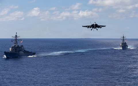 Das US-Militär hat Kriegsschiffe, Kampfflugzeuge und Soldaten in die Karibik verlegt. - Foto: Petty Officer 2nd Class Triniti/U.S. Pentagon/dpa