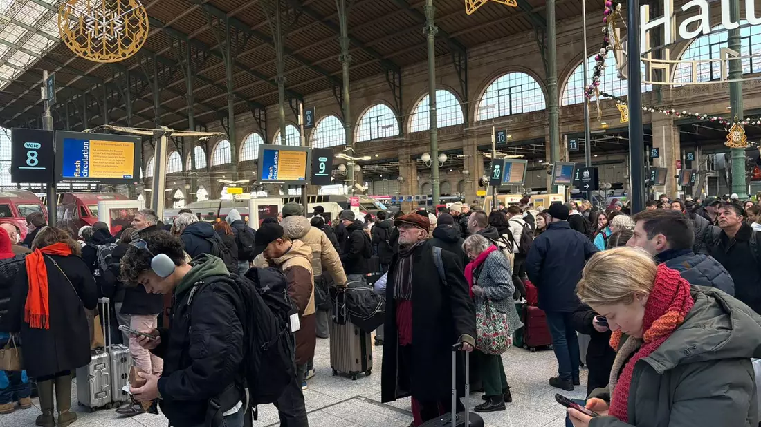 Auch in Paris warteten viele Fahrgäste vergeblich auf ihren Zug nach London. - Bild: Christophe Ena/AP/dpa