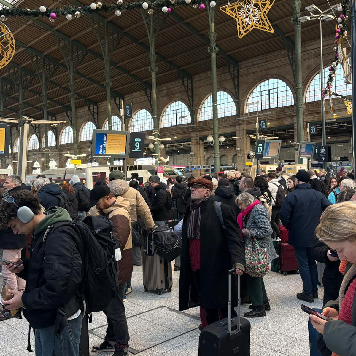Auch in Paris warteten viele Fahrgäste vergeblich auf ihren Zug nach London. - Foto: Christophe Ena/AP/dpa