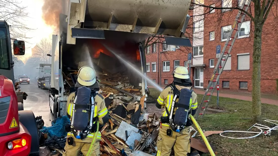 FW Bremerhaven: Brand eines Müllfahrzeugs in Geestemünde - Bild: presseportal.de